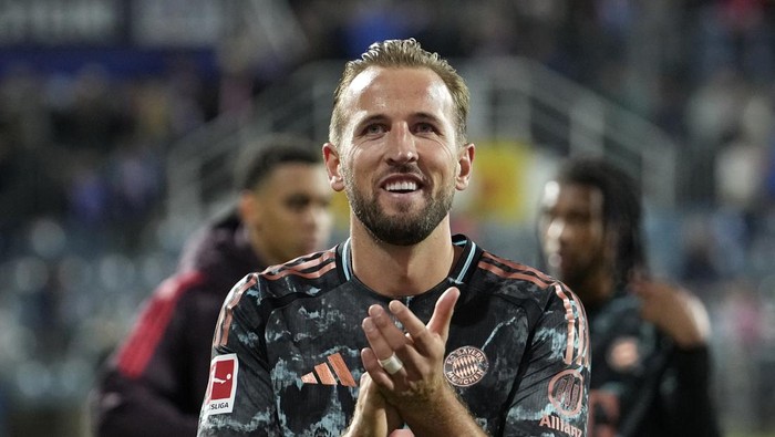 KIEL, GERMANY - SEPTEMBER 14: Harry Kane of Bayern Munich acknowlegdes the fans after the Bundesliga match between Holstein Kiel and FC Bayern München at Holstein-Stadion on September 14, 2024 in Kiel, Germany. (Photo by S. Mellar/FC Bayern via Getty Images)