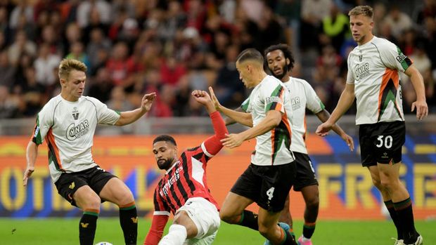 Soccer Football - Serie A - AC Milan v Venezia - San Siro, Milan, Italy - September 14, 2024 AC Milan's Ruben Loftus-Cheek in action with Venezia's Jay Idzes REUTERS/Daniele Mascolo