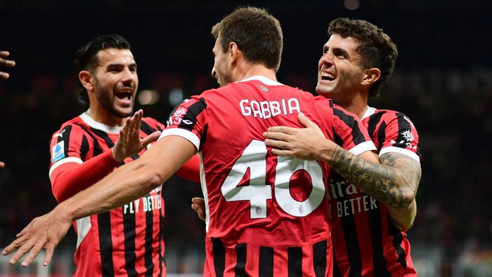 Soccer Football - Serie A - AC Milan v Venezia - San Siro, Milan, Italy - September 14, 2024 AC Milans Matteo Gabbia celebrates scoring their second goal with Christian Pulisic and Theo Hernandez REUTERS/Daniele Mascolo