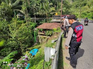 Truk Bermuatan Bir Terjun ke Jurang Sedalam 10 Meter di Tabanan Truk Bermuatan Bir Terjun ke Jurang Sedalam 10 Meter di Tabanan