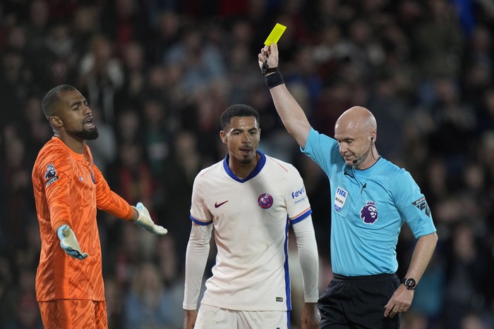 Chelseas goalkeeper Robert Sanchez, left, receives a yellow card during the English Premier League soccer match between Bournemouth and Chelsea at the Vitality Stadium in Bournemouth, England, Saturday, Sept. 14, 2024. (AP Photo/Alastair Grant)