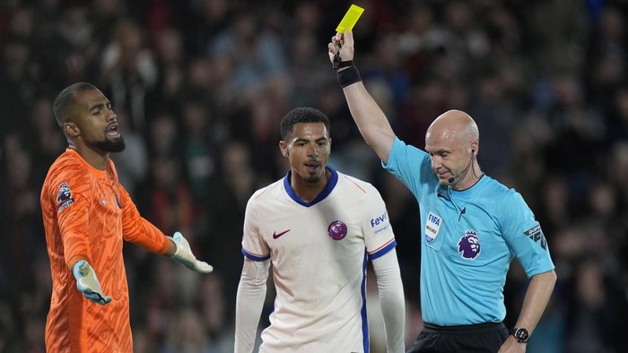 Chelseas goalkeeper Robert Sanchez, left, receives a yellow card during the English Premier League soccer match between Bournemouth and Chelsea at the Vitality Stadium in Bournemouth, England, Saturday, Sept. 14, 2024. (AP Photo/Alastair Grant)