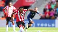 Adalah Cameron Archer yang maju menjadi eksekutor untuk Southampton, memberinya peluang bikin tim tuan rumah pegang keunggulan. Foto: REUTERS/Toby Melville