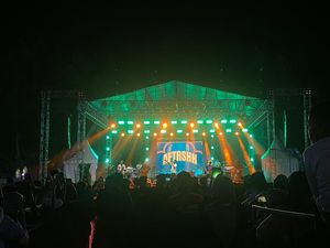 Ribuan Masyarakat Klaten Tumplek Blek Nonton Aftershine di Alun-alun