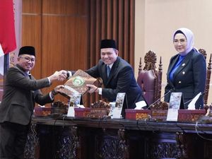 DPRD dan Gubernur Sepakati Raperda APBD Sumsel TA 2025 DPRD dan Gubernur Sepakati Raperda APBD Sumsel TA 2025