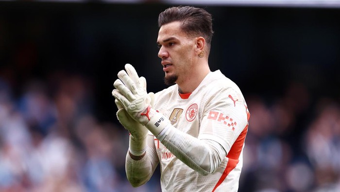 MANCHESTER, ENGLAND - SEPTEMBER 14: Ederson of Manchester City applauds the fans following the Premier League match between Manchester City FC and Brentford FC at Etihad Stadium on September 14, 2024 in Manchester, England. (Photo by Naomi Baker/Getty Images)