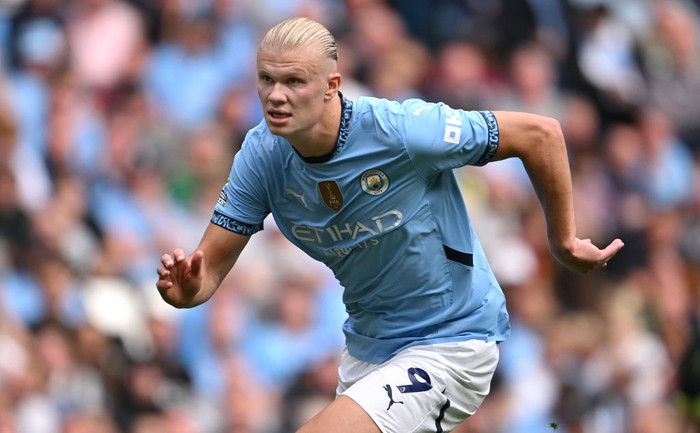 MANCHESTER, ENGLAND - SEPTEMBER 14: Erling Haaland of Manchester City in action during the Premier League match between Manchester City FC and Brentford FC at Etihad Stadium on September 14, 2024 in Manchester, England. (Photo by Stu Forster/Getty Images)