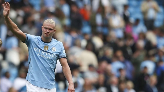 Manchester Citys Erling Haaland greets fans at the end of the English Premier League soccer match between Manchester City and Brentford at the Etihad Stadium in Manchester, England, Saturday, Sept. 14, 2024. (AP Photo/Scott Heppel)