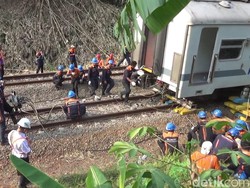 Detik-detik KA Walahar Anjlok Terekam Kamera Warga di Purwakarta