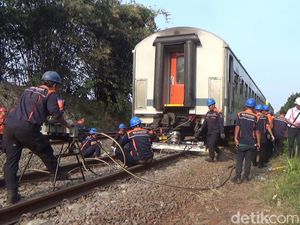 KA Commuter Line Walahar yang Anjlok Sudah Dievakuasi KA Commuter Line Walahar yang Anjlok Sudah Dievakuasi