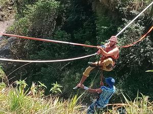 Ngeri, Bule Dievakuasi karena Terjebak Bergelantungan Tali di Kali Talang Ngeri, Bule Dievakuasi karena Terjebak Bergelantungan Tali di Kali Talang