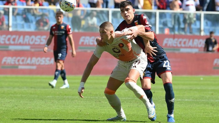 GENOA, ITALY - SEPTEMBER 15: AS Roma player Artem Dovbik competes with Genoa player Johan Vasquez during the Serie A match between Genoa and AS Roma at Stadio Luigi Ferraris on September 15, 2024 in Genoa, Italy. (Photo by Luciano Rossi/AS Roma via Getty Images)