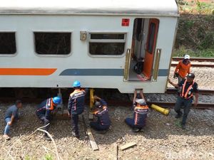 Suara Gemuruh Saat KA Commuter Line Walahar Anjlok di Purwakarta Suara Gemuruh Saat KA Commuter Line Walahar Anjlok di Purwakarta
