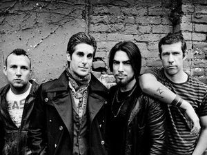 Perry Farrell Naik Pitam, Pukul Dave Navarro di Panggung Konser Janes Addiction Perry Farrell Naik Pitam, Pukul Dave Navarro di Panggung Konser Janes Addiction