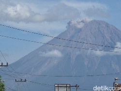 Gunung Semeru Erupsi, Luncurkan Abu Vulkanik Setinggi 700 Meter Gunung Semeru Erupsi, Luncurkan Abu Vulkanik Setinggi 700 Meter