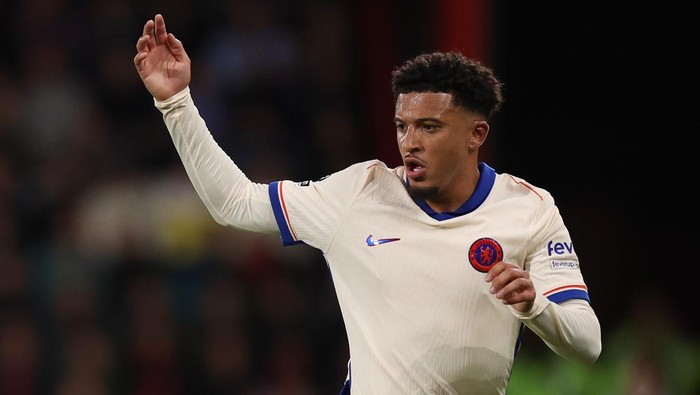 BOURNEMOUTH, ENGLAND - SEPTEMBER 14: Jadon Sancho of Chelsea rwduring the Premier League match between AFC Bournemouth and Chelsea FC at Vitality Stadium on September 14, 2024 in Bournemouth, England. (Photo by Michael Steele/Getty Images)