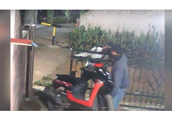Terekam CCTV, Komplotan Maling di Palembang Angkat Motor Curian