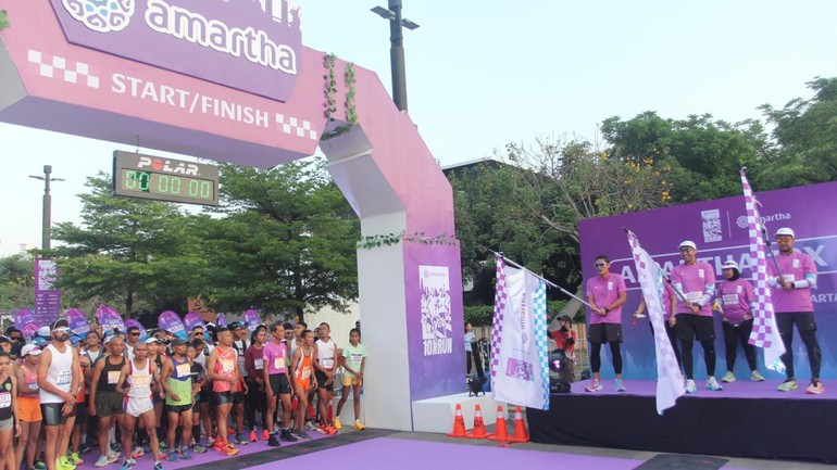 (Kiri-kanan) Menteri Pariwisata dan Ekonomi  Kreatif Republik Indonesia, Sandiaga Uno bersama Founder & CEO Amartha, Andi Taufan Garuda Putra, dan Chief Financial Officer Amartha, Ramdhan Anggakaradibrata saat membuka acara Amartha 10X Run di Plaza Timur Gelora Bung Karno, Senayan Jakarta, Minggu (15/9/2024). 