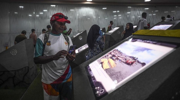 Pengunjung mengunjungi Museum Tsunami di Banda Aceh, Aceh, Minggu (15/8/2024). Selama perhelatan PON XXI Aceh-Sumut 2024, jumlah wisatawan ke depository tersebut meningkat menjadi tiga ribu pengunjung per hari dibandingkan hari biasa sebanyak seribu pengunjung. ANTARA FOTO/Adeng Bustomi/pras.