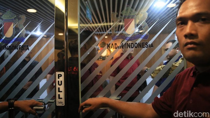 Oknum Halangi Konpers Arsjad Rasjid di Menara Kadin Polemik Musyawarah Nasional Luar Biasa (Munaslub) Kadin Indonesia direspons oleh Ketua Umum Kadin Indonesia Arsjad Rasjid. Ia bertujuan menggelar jumpa pers di Lantai 3 Menara Kadin, Kuningan, Jakarta, tetapi program tersebut justru diambil alih sejumlah oknum.