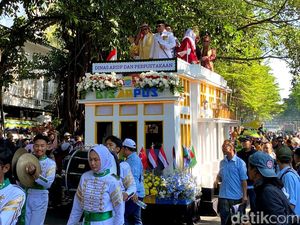 Meriahnya Pawai Kendaraan Hias Sambut HUT ke-214 Kota Bandung Meriahnya Pawai Kendaraan Hias Sambut HUT ke-214 Kota Bandung