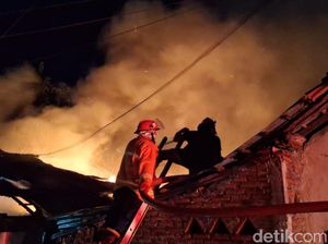 Kebakaran Asrama Polisi Polres Bima Kota, 10 Kamar Ludes Kebakaran Asrama Polisi Polres Bima Kota, 10 Kamar Ludes