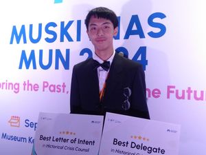 Cerita Phillip Raih 2 Gelar Juara di Lomba Debat Model UN Nasional, Ini Tipsnya! Cerita Phillip Raih 2 Gelar Juara di Lomba Debat Model UN Nasional, Ini Tipsnya!