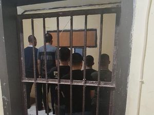 7 Oknum Anggota Polres Polman Kena Patsus Buntut Tahanan Tewas Dianiaya 7 Oknum Anggota Polres Polman Kena Patsus Buntut Tahanan Tewas Dianiaya