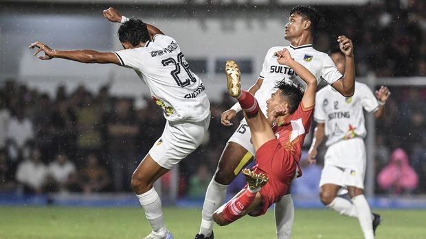 Pesepak bola Aceh Muhammad Ghifari (tengah) dihadang pesepak bola Sulawesi Tengah Muhammad Rizki Saputra (kedua kanan) dan Damar (kiri) pada pertandingan babak 8 besar PON XXI Aceh-Sumut 2024 di Stadion H Dimurthala, Banda Aceh, Aceh, Sabtu (14/9/2024).Aceh menang dan melaju ke semifinal setelah Sulawesi Tengah mengundurkan diri. ANTARA FOTO/Adeng Bustomi/pras.