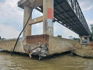 Biaya Bangun Jembatan P6 Lalan Ambruk Ditabrak Tongkang Rp 69 M Biaya Bangun Jembatan P6 Lalan Ambruk Ditabrak Tongkang Rp 69 M