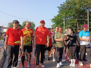 Momen Pramono dan Cak Lontong Jalan Santai di CFD Sudirman-Thamrin