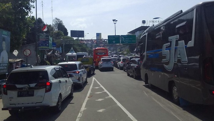 Satlantas Polres Bogor menerapkan metode satu arah atau one way arah Puncak di Jl Raya Puncak pagi ini. (Solihin/detikcom)