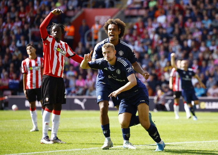 Soccer Football - Premier League - Southampton v Manchester United - St Marys Stadium, Southampton, Britain - September 14, 2024 Manchester Uniteds Matthijs de Ligt celebrates scoring their first goal with Joshua Zirkzee Action Images via Reuters/John Sibley EDITORIAL USE ONLY. NO USE WITH UNAUTHORIZED AUDIO, VIDEO, DATA, FIXTURE LISTS, CLUB/LEAGUE LOGOS OR LIVE SERVICES. ONLINE IN-MATCH USE LIMITED TO 120 IMAGES, NO VIDEO EMULATION. NO USE IN BETTING, GAMES OR SINGLE CLUB/LEAGUE/PLAYER PUBLICATIONS. PLEASE CONTACT YOUR ACCOUNT REPRESENTATIVE FOR FURTHER DETAILS..