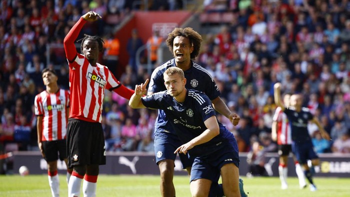 Soccer Football - Premier League - Southampton v Manchester United - St Marys Stadium, Southampton, Britain - September 14, 2024 Manchester Uniteds Matthijs de Ligt celebrates scoring their first goal with Joshua Zirkzee Action Images via Reuters/John Sibley EDITORIAL USE ONLY. NO USE WITH UNAUTHORIZED AUDIO, VIDEO, DATA, FIXTURE LISTS, CLUB/LEAGUE LOGOS OR LIVE SERVICES. ONLINE IN-MATCH USE LIMITED TO 120 IMAGES, NO VIDEO EMULATION. NO USE IN BETTING, GAMES OR SINGLE CLUB/LEAGUE/PLAYER PUBLICATIONS. PLEASE CONTACT YOUR ACCOUNT REPRESENTATIVE FOR FURTHER DETAILS..
