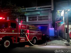 Kepulan Asap Keluar dari Basement RS Murni Teguh Bandung