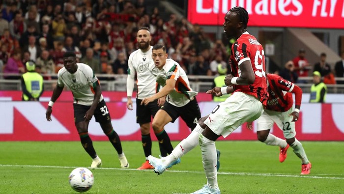 MILAN, ITALY - SEPTEMBER 14: Tammy Abraham of AC Milan scores his goal from the penalty spot during the Serie A match between AC Milan and Venezia at Stadio Giuseppe Meazza on September 14, 2024 in Milan, Italy. (Photo by Marco Luzzani/Getty Images)