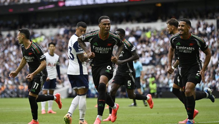 Soccer Football - Premier League - Tottenham Hotspur v Arsenal - Tottenham Hotspur Stadium, London, Britain - September 15, 2024 Arsenals Gabriel Magalhaes celebrates scoring their first goal with William Saliba REUTERS/Tony O Brien EDITORIAL USE ONLY. NO USE WITH UNAUTHORIZED AUDIO, VIDEO, DATA, FIXTURE LISTS, CLUB/LEAGUE LOGOS OR LIVE SERVICES. ONLINE IN-MATCH USE LIMITED TO 120 IMAGES, NO VIDEO EMULATION. NO USE IN BETTING, GAMES OR SINGLE CLUB/LEAGUE/PLAYER PUBLICATIONS. PLEASE CONTACT YOUR ACCOUNT REPRESENTATIVE FOR FURTHER DETAILS..