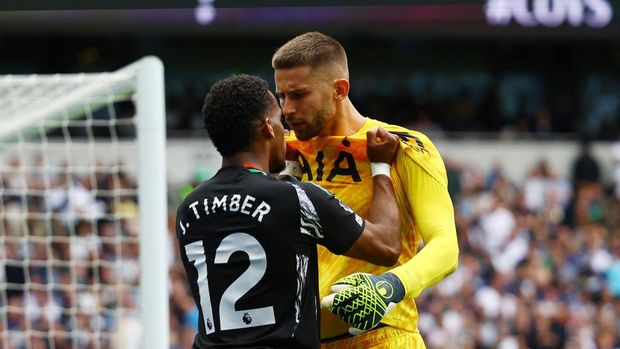 Soccer Football - Premier League - Tottenham Hotspur v Arsenal - Tottenham Hotspur Stadium, London, Britain - September 15, 2024 Arsenal's Jurrien Timber clashes with Tottenham Hotspur's Guglielmo Vicario Action Images via Reuters/Matthew Childs EDITORIAL USE ONLY. NO USE WITH UNAUTHORIZED AUDIO, VIDEO, DATA, FIXTURE LISTS, CLUB/LEAGUE LOGOS OR 'LIVE' SERVICES. ONLINE IN-MATCH USE LIMITED TO 120 IMAGES, NO VIDEO EMULATION. NO USE IN BETTING, GAMES OR SINGLE CLUB/LEAGUE/PLAYER PUBLICATIONS. PLEASE CONTACT YOUR ACCOUNT REPRESENTATIVE FOR FURTHER DETAILS..