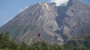 Uji Adrenalin Berjalan di Seutas Tali Depan Gunung Merapi, Berani?