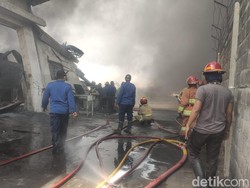 Pabrik Popok di Krian Sidoarjo Terbakar, Terdengar Suara Ledakan
