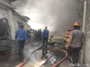 Pabrik Popok di Krian Sidoarjo Terbakar, Terdengar Suara Ledakan Pabrik Popok di Krian Sidoarjo Terbakar, Terdengar Suara Ledakan