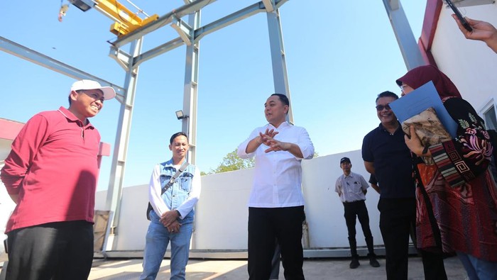 Wali Kota Surabaya Eri Cahyadi Wali Kota Surabaya Eri Cahyadi