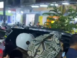 Sejoli Kepergok Mesum dalam Mobil di Parkiran Masjid, Sempat Dikejar Warga