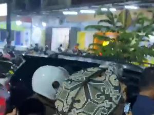 Sejoli Kepergok Mesum dalam Mobil di Parkiran Masjid, Sempat Dikejar Warga Sejoli Kepergok Mesum dalam Mobil di Parkiran Masjid, Sempat Dikejar Warga