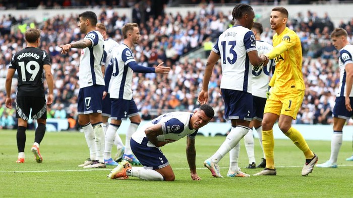LONDON, ENGLAND - SEPTEMBER 15: Pedro Porro of Tottenham Hotspur clutches his stomach and winces during the Premier League match between Tottenham Hotspur FC and Arsenal FC at Tottenham Hotspur Stadium on September 15, 2024 in London, England. (Photo by Charlotte Wilson/Offside/Offside via Getty Images)