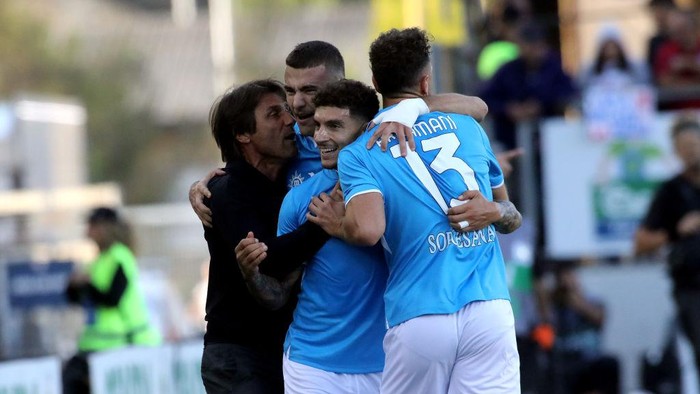 CAGLIARI, ITALY - SEPTEMBER 15: Giovanni di Lorenzo of Napoli celebrates his goal 0-1 during the Serie A match between Cagliari and Napoli at Sardegna Arena on September 15, 2024 in Cagliari, Italy. (Photo by Enrico Locci/Getty Images)