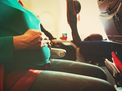 Katanya Nggak Boleh Terbang, Kok Ada Ibu Hamil Melahirkan di Pesawat?