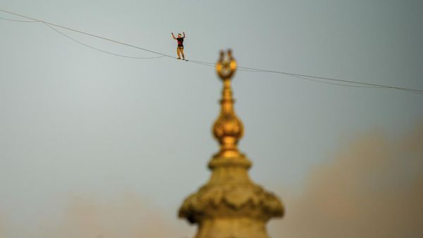 Aksi Menantang Berjalan di Seutas Tali Lintasi Selat Bosphorus