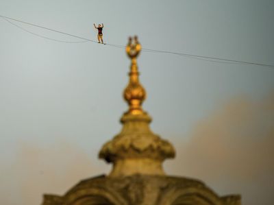 Aksi Menantang Berjalan di Seutas Tali Lintasi Selat Bosphorus