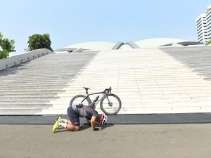 Tunaikan Nazar, Anggota DPR Terpilih Bersepeda dari Batang ke Jakarta